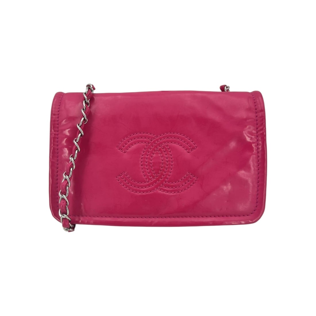 Chanel Patent leather Shoulder Bag CC Flap: This Chanel CC Flap Shoulder Bag is a vibrant treasure from the 2010-2019 era, perfect for any vintage enthusiast. Masterfully crafted in Italy, this small-sized gem is enveloped in a striking pink fu