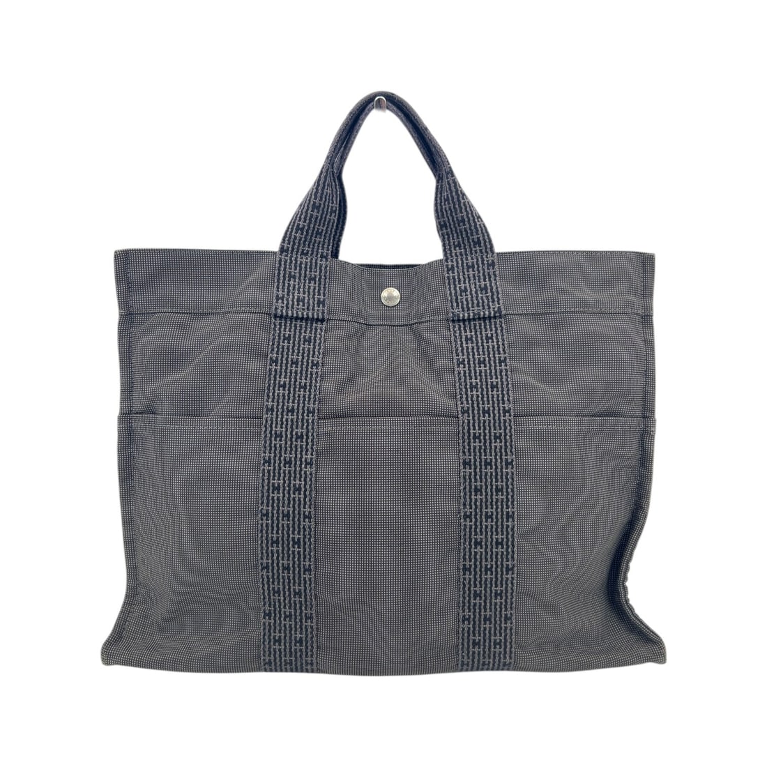 Hermes Cloth Tote Bag Herline: Discover the understated sophistication of the Hermes Herline MM Yale Tote, a versatile icon of French craftsmanship from the 2000-2009 era. This medium-sized tote is expertly crafted from durable gre