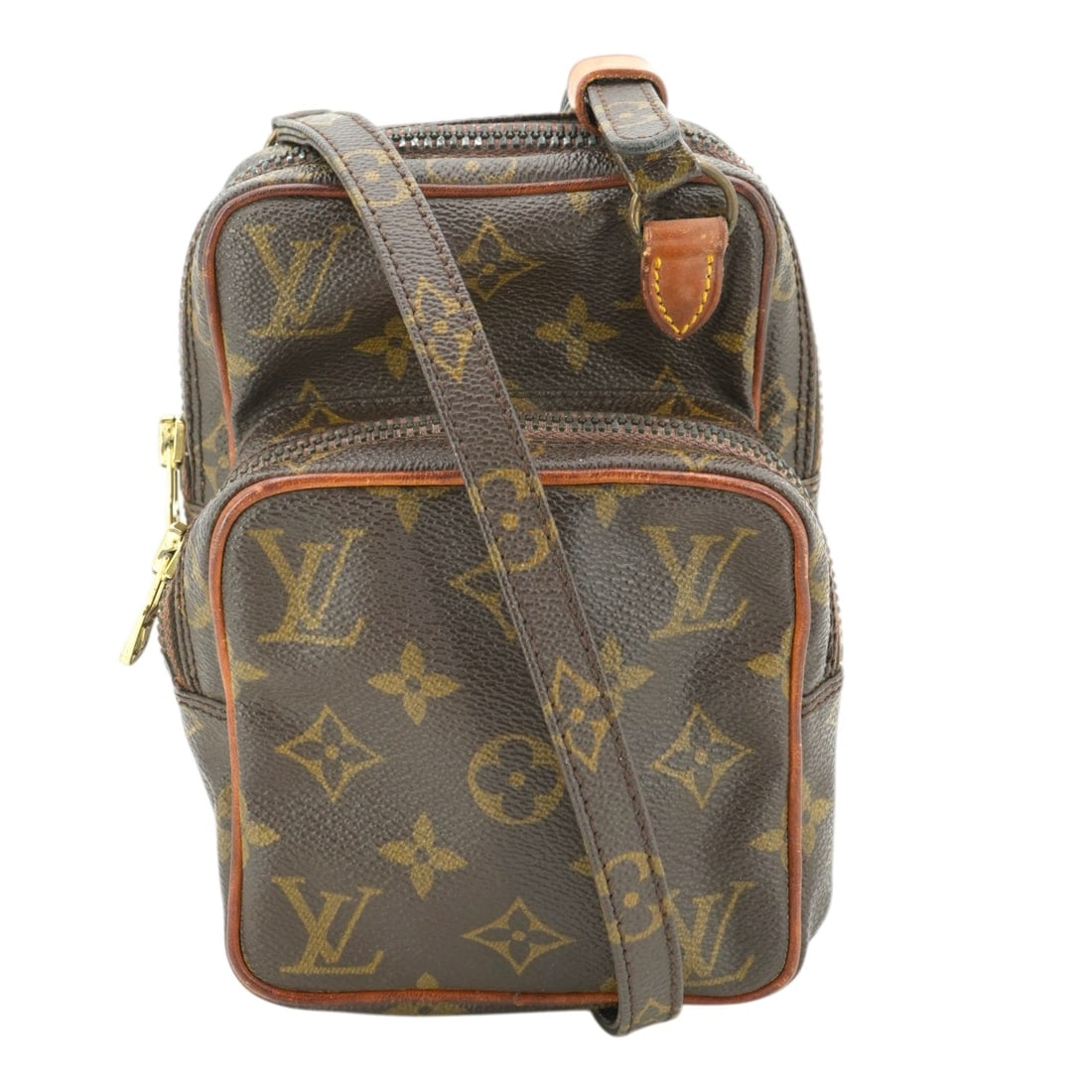Louis Vuitton Vintage Cloth Crossbody Bag Amazone: Embrace the timeless allure of the 1980s with this Louis Vuitton Amazone PM, a quintessentially chic crossbody bag that remains a favorite among vintage enthusiasts. Expertly crafted in France between