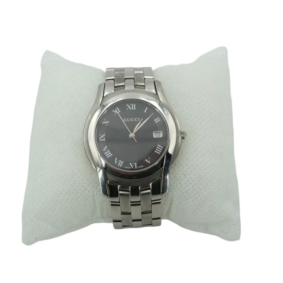 Gucci Steel Watch G-Timeless: Embrace the sleek, modern elegance of the 2000s with this Gucci G-Timeless 5500 M watch, a true testament to Swiss precision and Italian style. This medium-sized unisex timepiece features a striking b