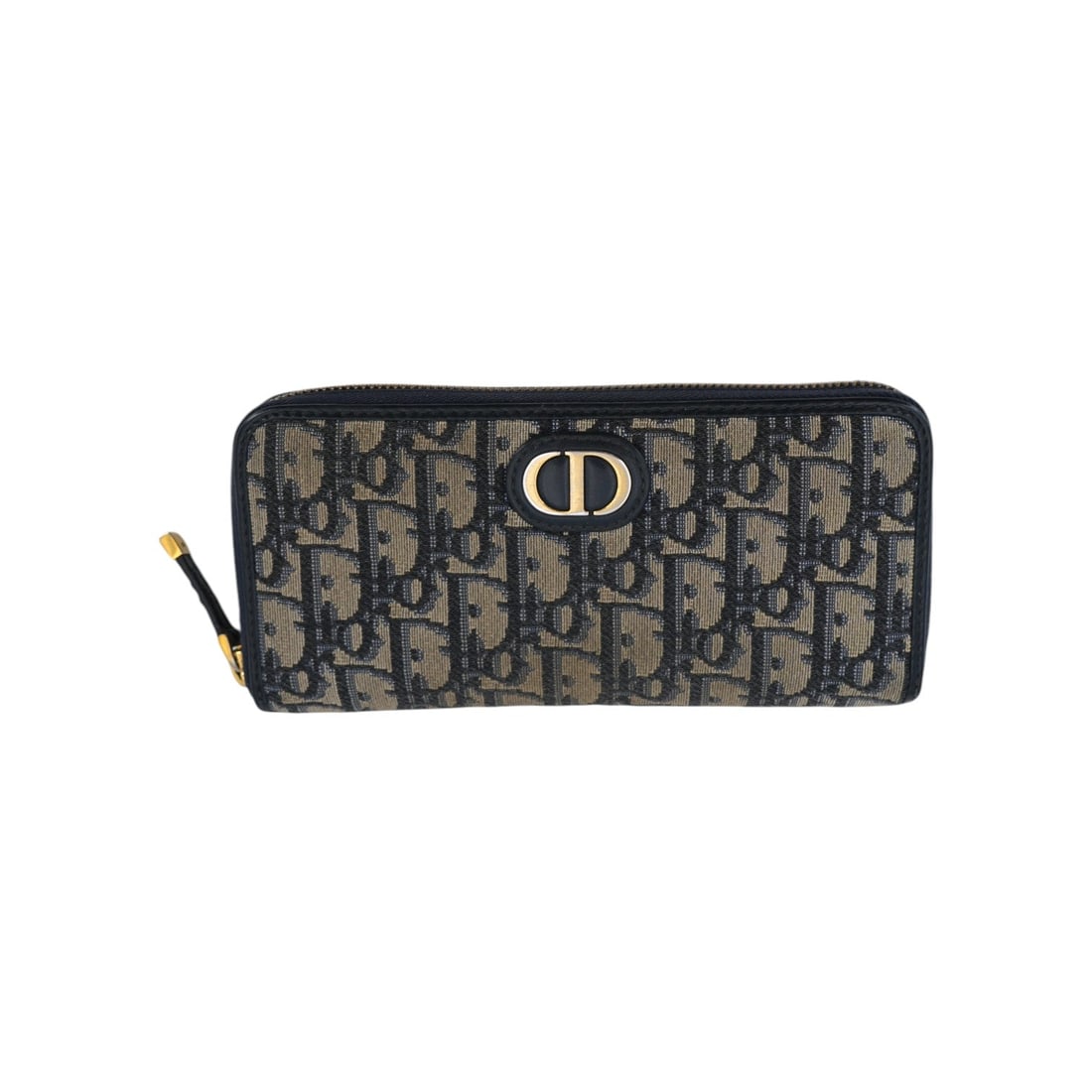Dior Cloth Wallet 30 Montaigne: Step into the world of timeless Parisian chic with this Christian Dior Voyageur 30 Montaigne Long Wallet. A true tribute to the historic 30 Avenue Montaigne address, this medium-sized treasure is meti