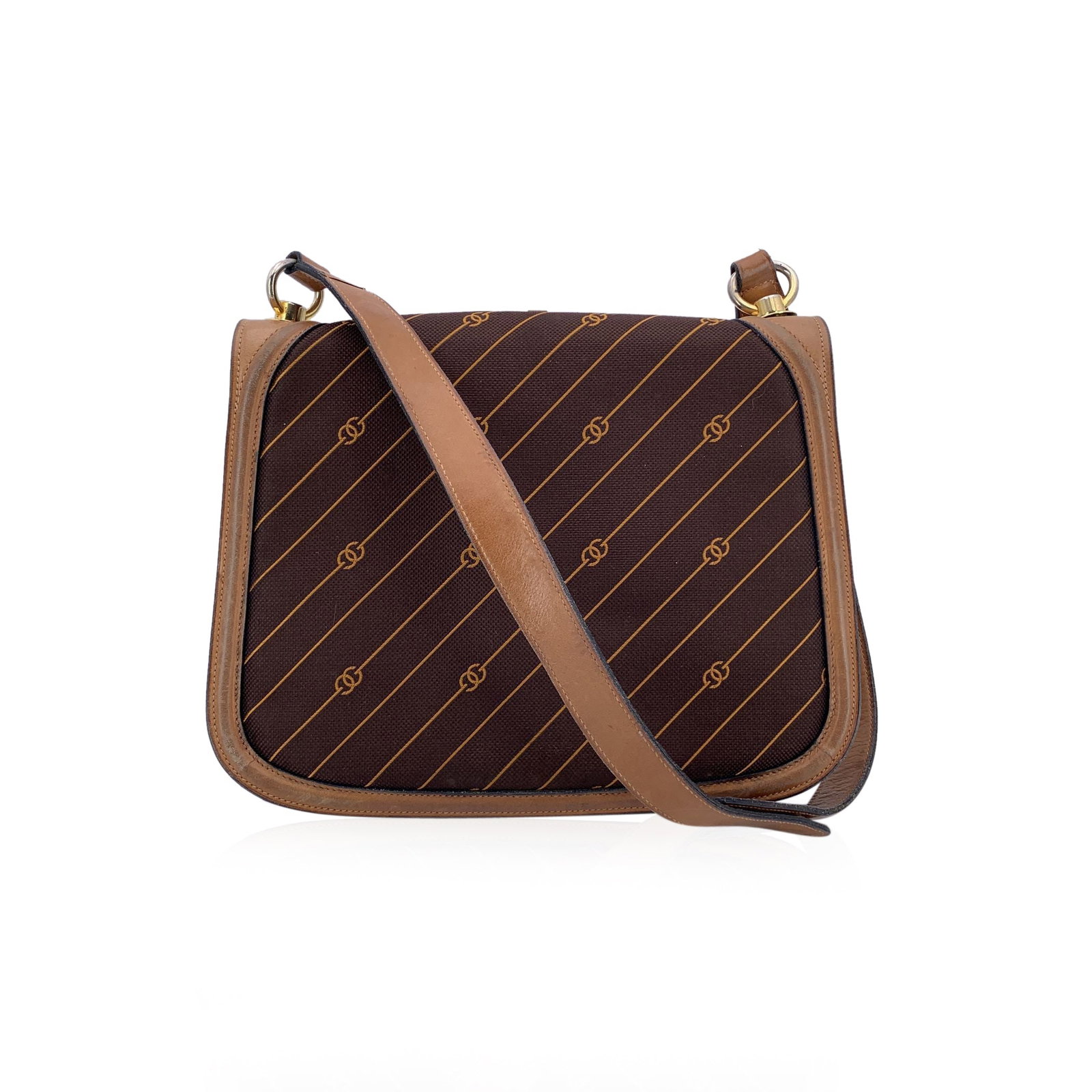 Gucci Vintage Cloth Shoulder Bag Logo Diagonal: Step into the golden era of Italian fashion with this stunning Gucci shoulder bag, a quintessential piece from the 1980s. This medium-sized accessory is a beautiful showcase of heritage, featuring the