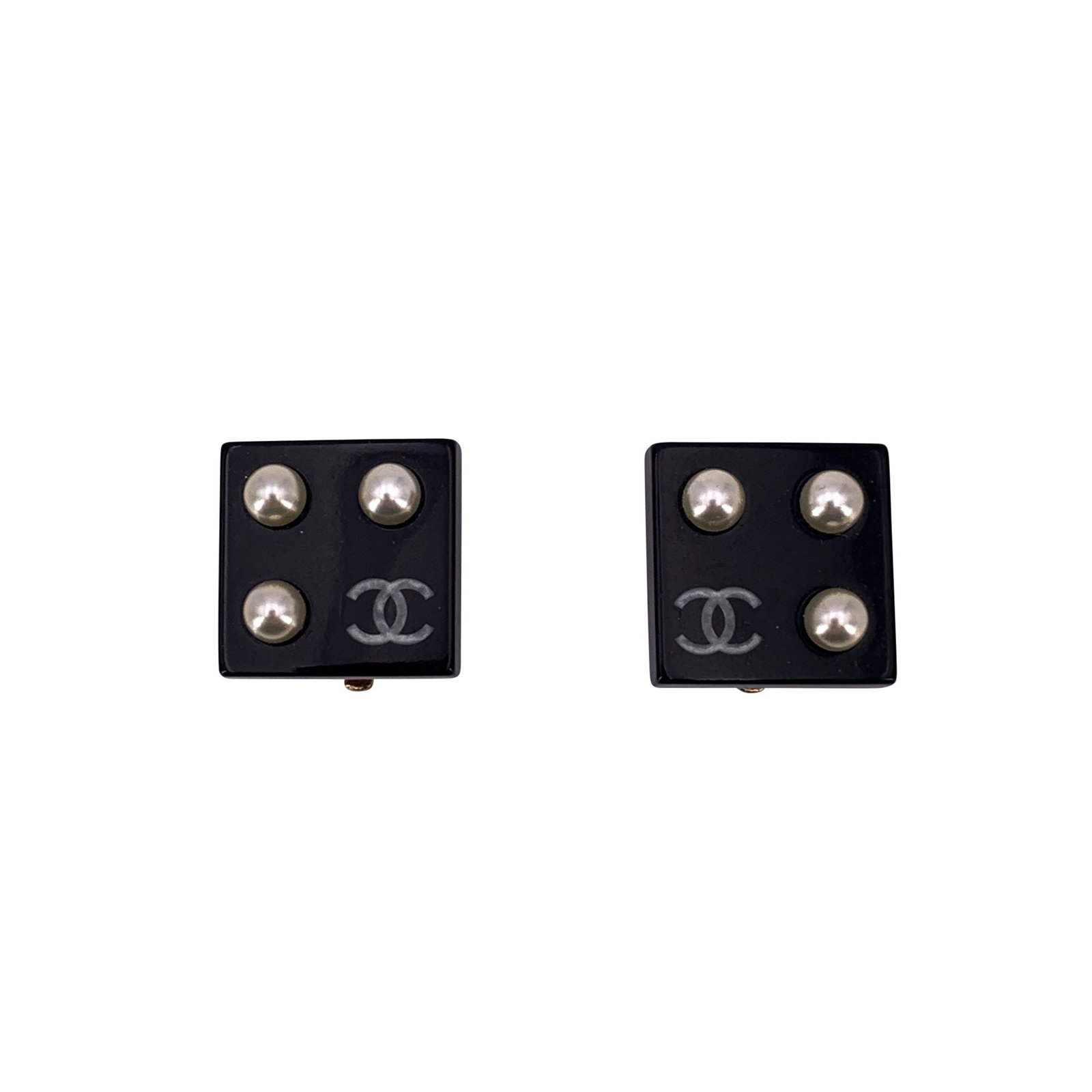 CHANEL PLASTIC EARRINGS CC: These elegant pre-owned Chanel earrings date back to around 2003, created under the creative direction of Karl Lagerfeld. Beautifully crafted in black resin, each square-shaped earring features 3