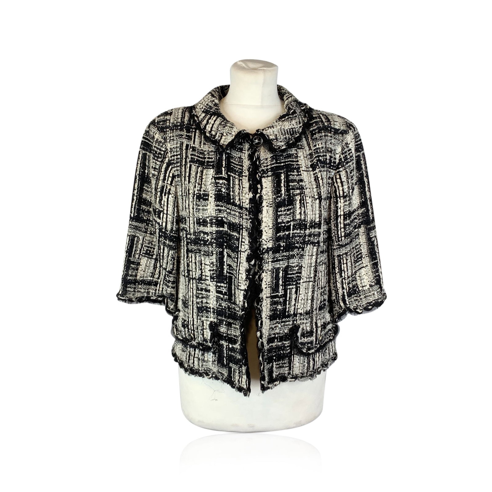 CHANEL VISCOSE LA PETITE VESTE NOIRE: Step into timeless elegance with this stunning piece from the CHANEL Spring Resort 2007 Collection. This sophisticated gem embodies the chic sophistication that defines the iconic brand, offering a bo