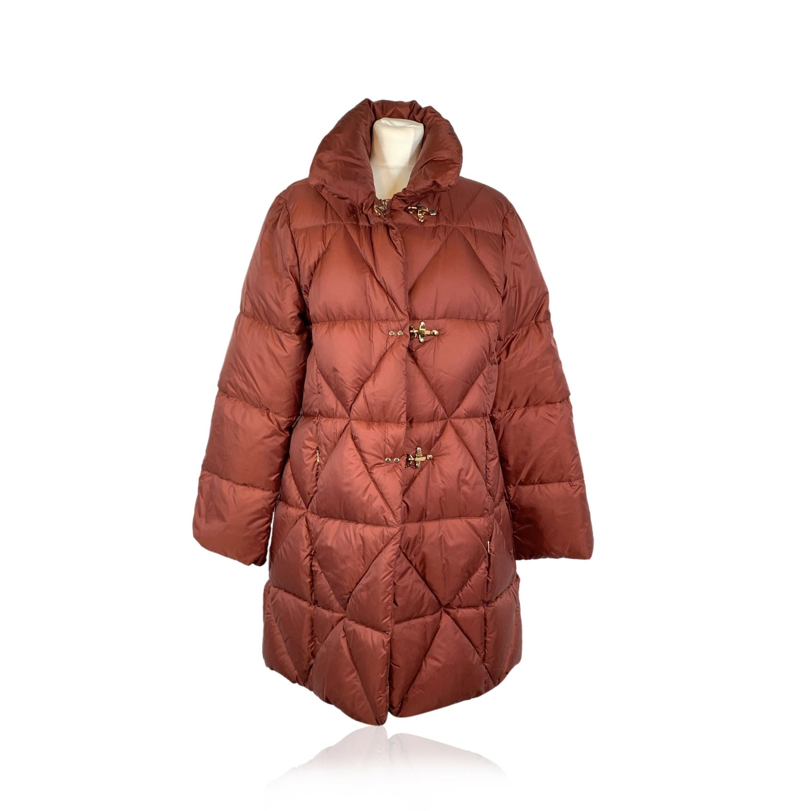 FAY SYNTHETIC: This Fay red padded qulted dow coat is the perfect blend of classic Italian craftsmanship and contemporary style. Crafted from a luxurious quilted nylon fabric, it offers warmth and sophistication for