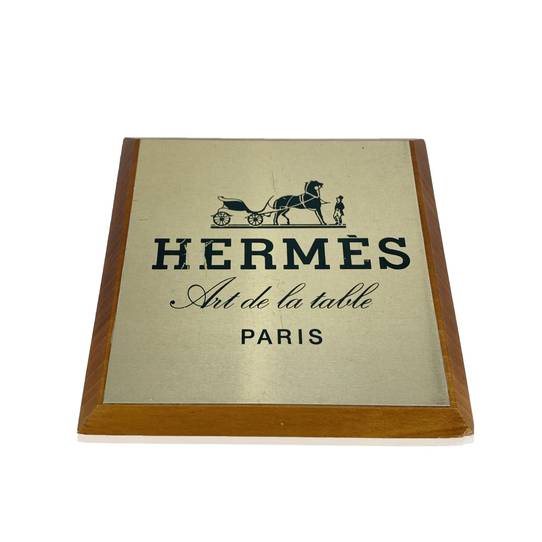 HERMES VINTAGE WOOD HOME DECOR ACCESSORY: Vintage Hermes Shelf talker/Plate with 'Hermes Art de la table - Paris' lettering. Square-shaped. Made in wood, with upper side in light gold colored metal. Measurements: 6.5 x 6.5 inches - 16,5 x 16,