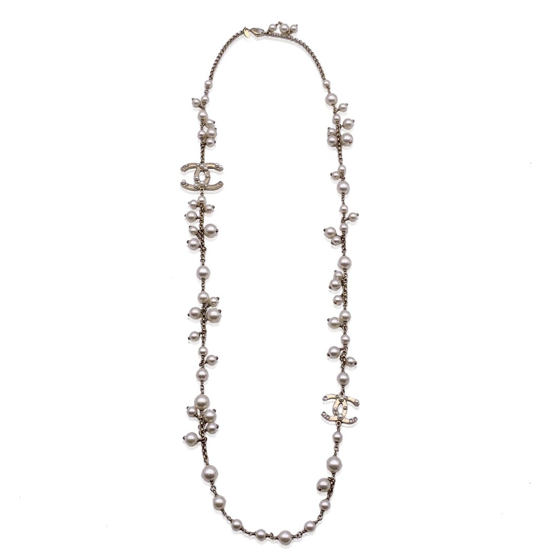 CHANEL METAL NECKLACE CC: Elegant and quintessentially Chanel, this Long Light Gold Metal Chain Necklace showcases the House's signature blend of sophistication and playful detail. Crafted from gold-tone metal, it features art
