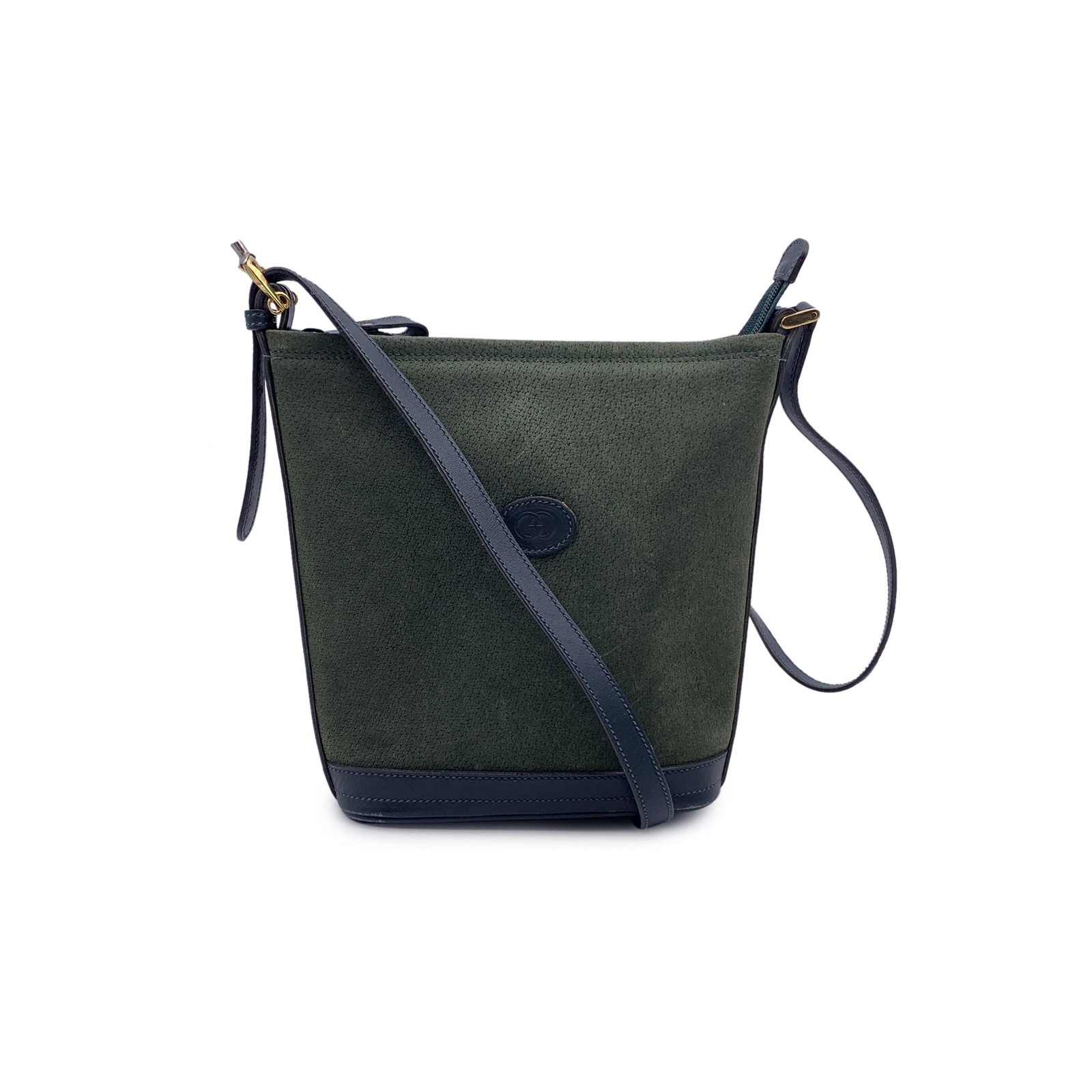 GUCCI VINTAGE SUEDE SHOULDER BAG INTERLOCKING: Embrace the timeless elegance of the 1990s with this exquisite Gucci Interlocking bucket bag. A true masterpiece of Italian craft, this medium-sized shoulder bag is enveloped in a rich green suede tha