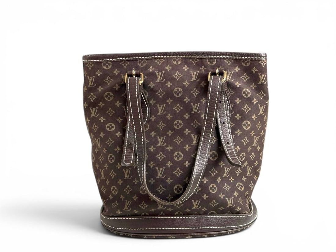 Louis Vuitton Bucket Mini Lin Shoulder Bag with Pouch, Timeless Monogram Appeal: The Louis Vuitton Bucket Mini Lin is a stylish and versatile shoulder bag featuring the iconic Monogram pattern in durable Mini Lin canvas. Its classic bucket silhouette and included pouch make it a p