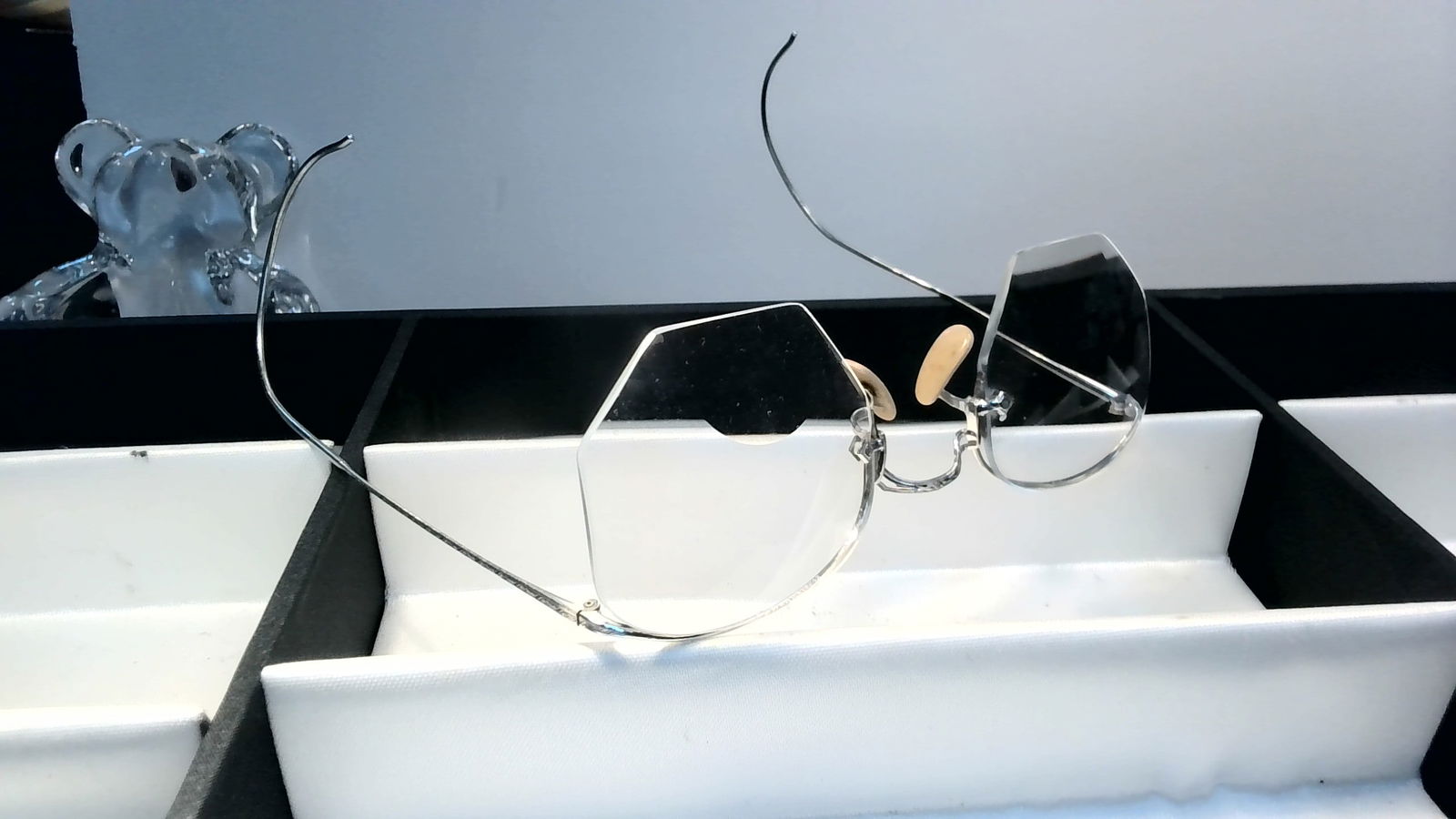 12 kt gold filled Antique Beautiful Scrolled Designed wire Spectacles: Gold Filled marked, Antique scrolled wire spectacles In very good condition, Previously worn gently, with some surface rubbing and surface wear.