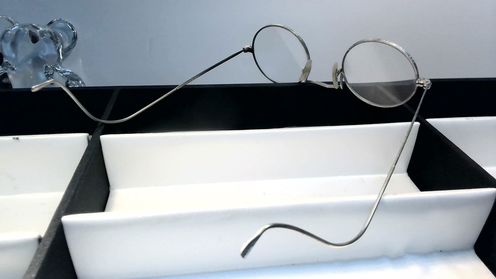 Attractive Late 19th Century wire Spectacles: Antique pretty wire spectacles In very good condition, Previously worn gently, with some surface rubbing and surface wear.