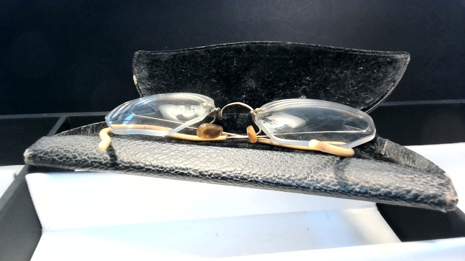 Pretty Antique Gold Filled 12kt Spectacles in case: Very attractive pair of marked Gold Filled antique Spectacles with case. In very good condition, Previously worn gently, with some surface rubbing and surface wear.