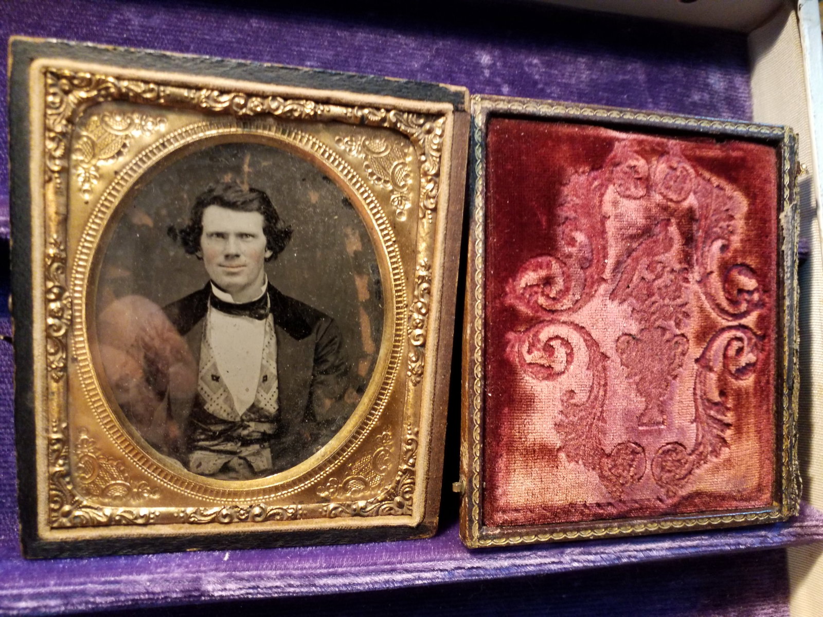 1850s- 60s Daguerreotype Bizarre Piercing Eyes Possible Circus Performer: Daguerreotype, in thermoplastic case , embossed velvet interior hinged case front of case cleanly seperated at hinges but present, 1850s -60s daguerreotype- DAGUERREOTYPE meaning: 1. the first success