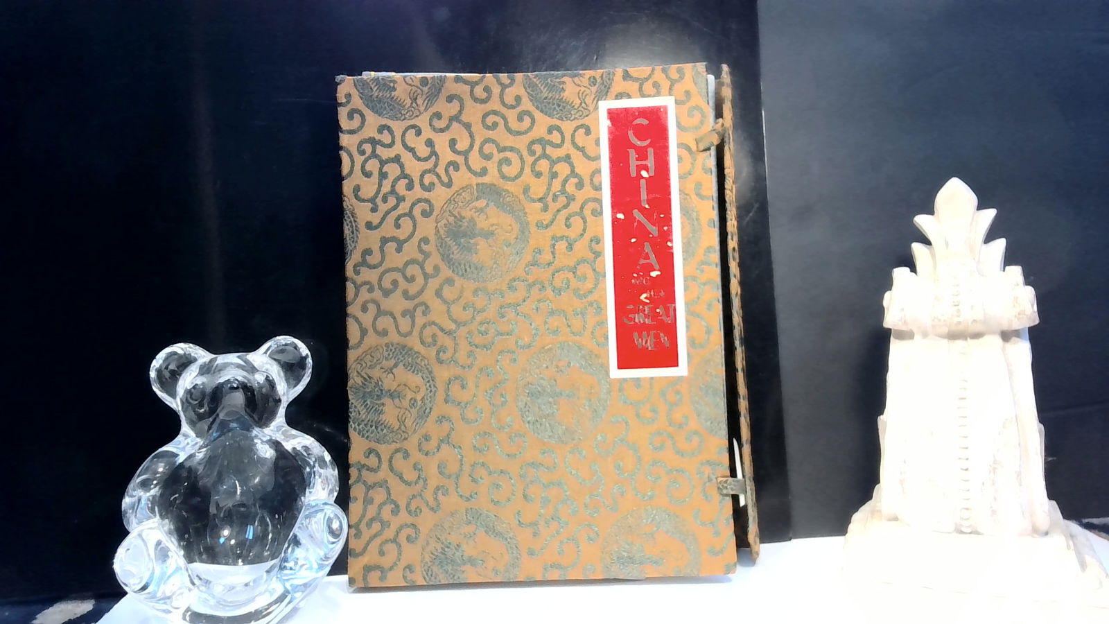 China and Her Great Men 1967 in Decorative fabric case By Wang Shao Chi (1 of 11)