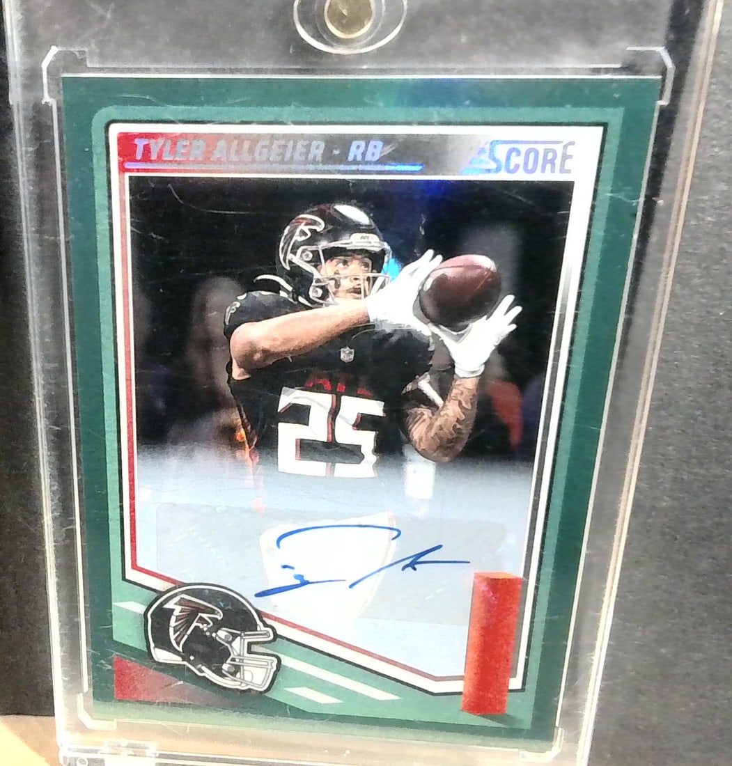 2025 Score Tyler Allgeier Green Auto Atlanta Falcons No. 56 mint (1 of 2)