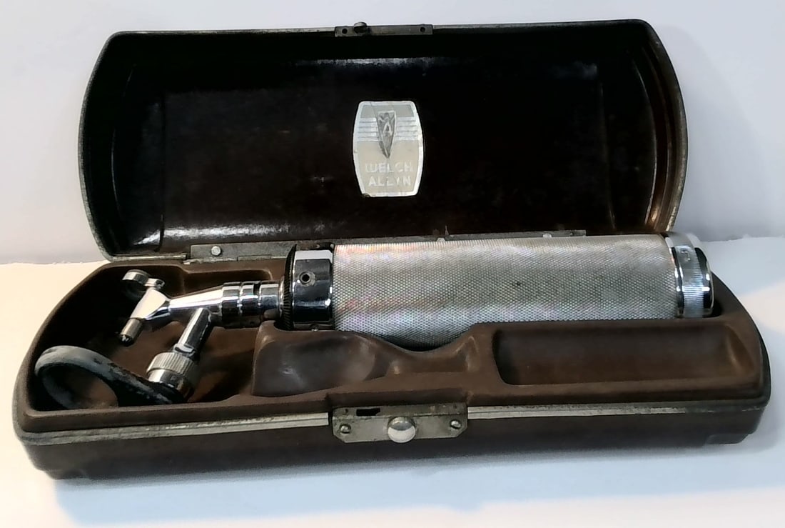 Antique Welch Allyn otoscope in original hard case (1 of 7)