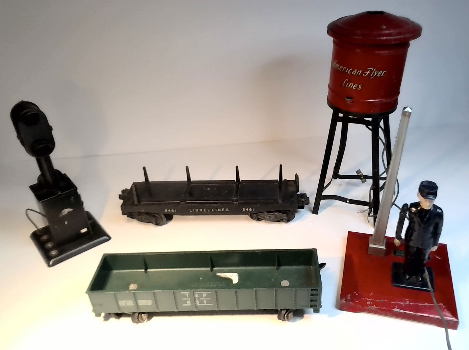 A collection of Antique Lionell American Flyer lines Accessories Lionel Flagman etc (1 of 6)