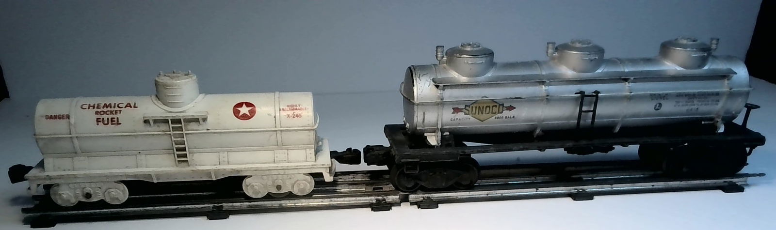 2 O guage Lionel Tankers Sunoco and Chemical Cars (1 of 5)