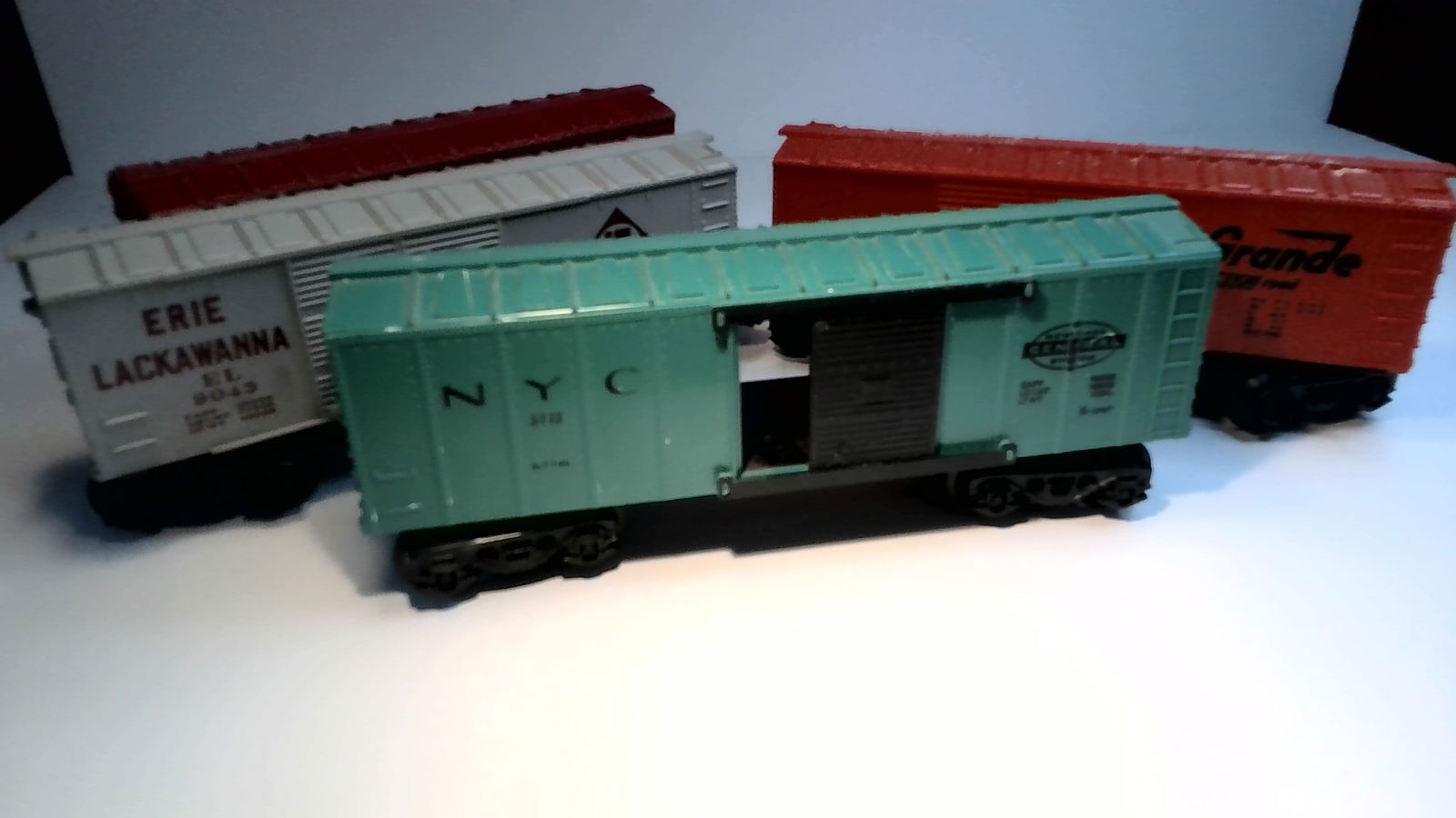 A nice Lot of 4 Lionel Antique Railway Cars Erie, NYC Lines Rio Grande etc (1 of 8)