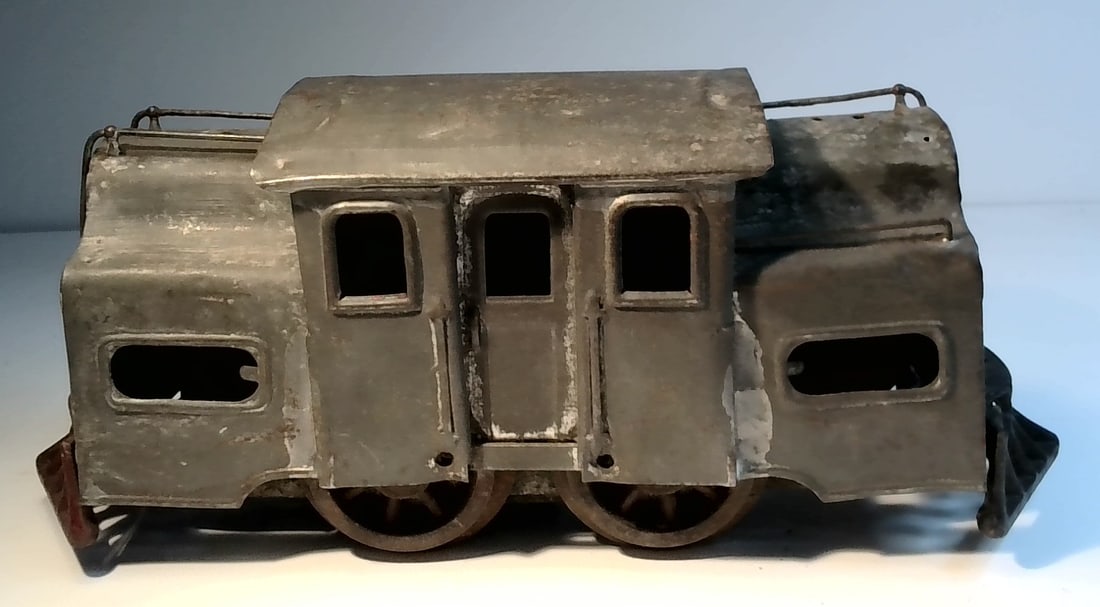 1917 Prewar Lionel 33 pressed steel heavy Train Engine (1 of 6)