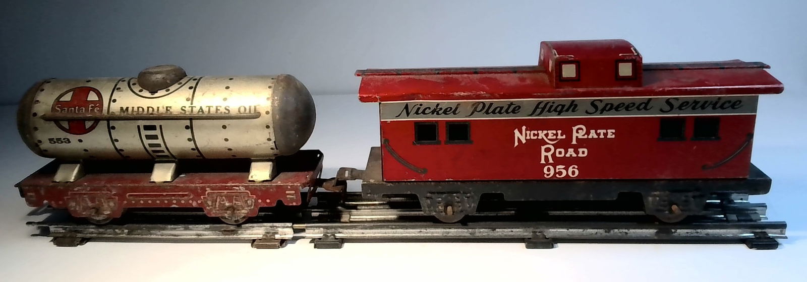 1930s Marx Santa Fe Oil Tanker 553 , and Tin Nickel Plate Road High Speed Service Cabosse 956: Marx O Gauge Santa Fe Middle States Oil Tanker #553 Tin Train Car Vintage, Marx "O" Gauge Tin Nickel Plate Road High Speed Service 956 CabooseOther Trains available , with usual Surface wear , intact,