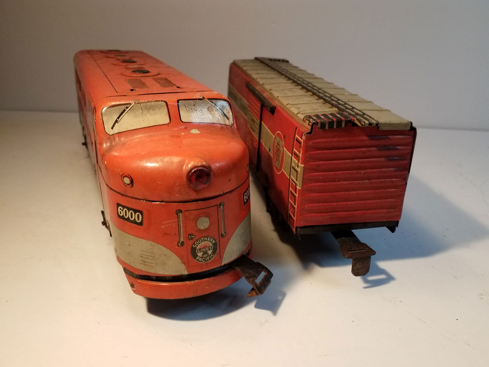 Vintage Marx Powered Locomotive #6000 Southern Pacific and Marx 37956 merchandise Service Pa. Car (1 of 7)