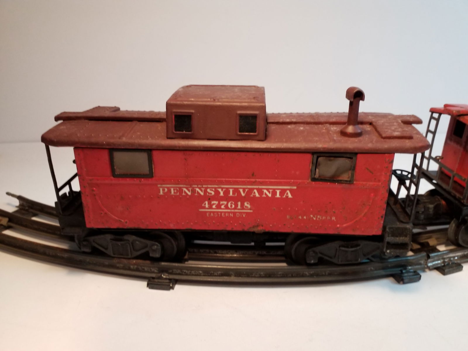 2 cars Lionel O-O/27 Gauge #477618 Pennsylvania Caboose tin Cabooses 2457 Red (1 of 6)