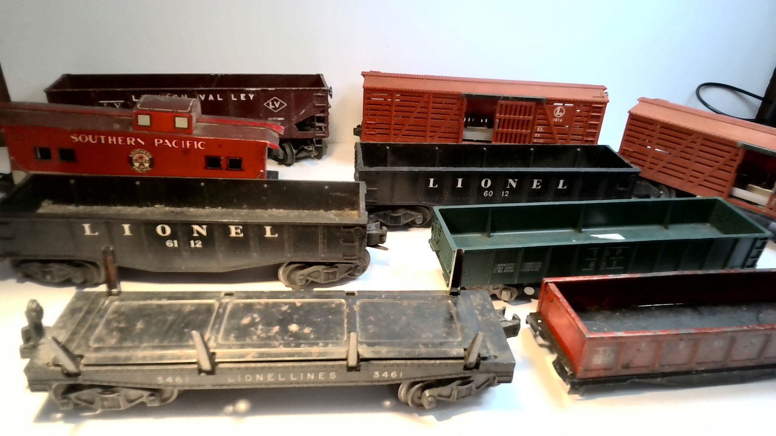 A Large Lot of Vintage Lionel Trains Cattle Cars flat cars etc. 1940-50s , 9 train cars (1 of 7)