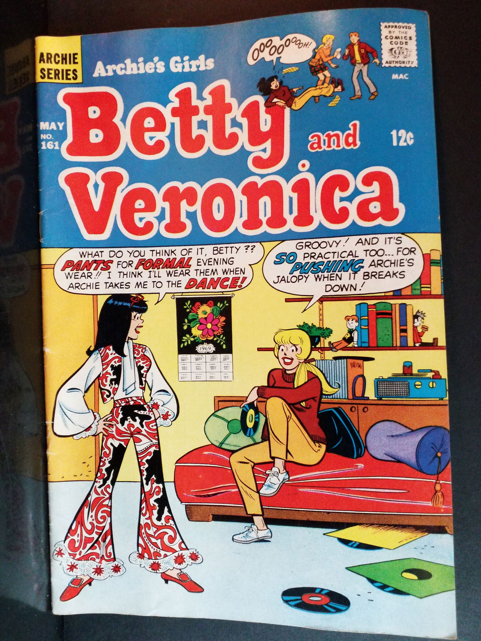 Archie's Girls Betty and Veronica #161 1969 Archie Comics Dan DeCarlo Cover VG- VG+: In super condition. Higher Grade comic. Although we are not comic book graders the majority of the comic books in this sale are in exceptional condition. All Comics come bagged and boarded, Please vie