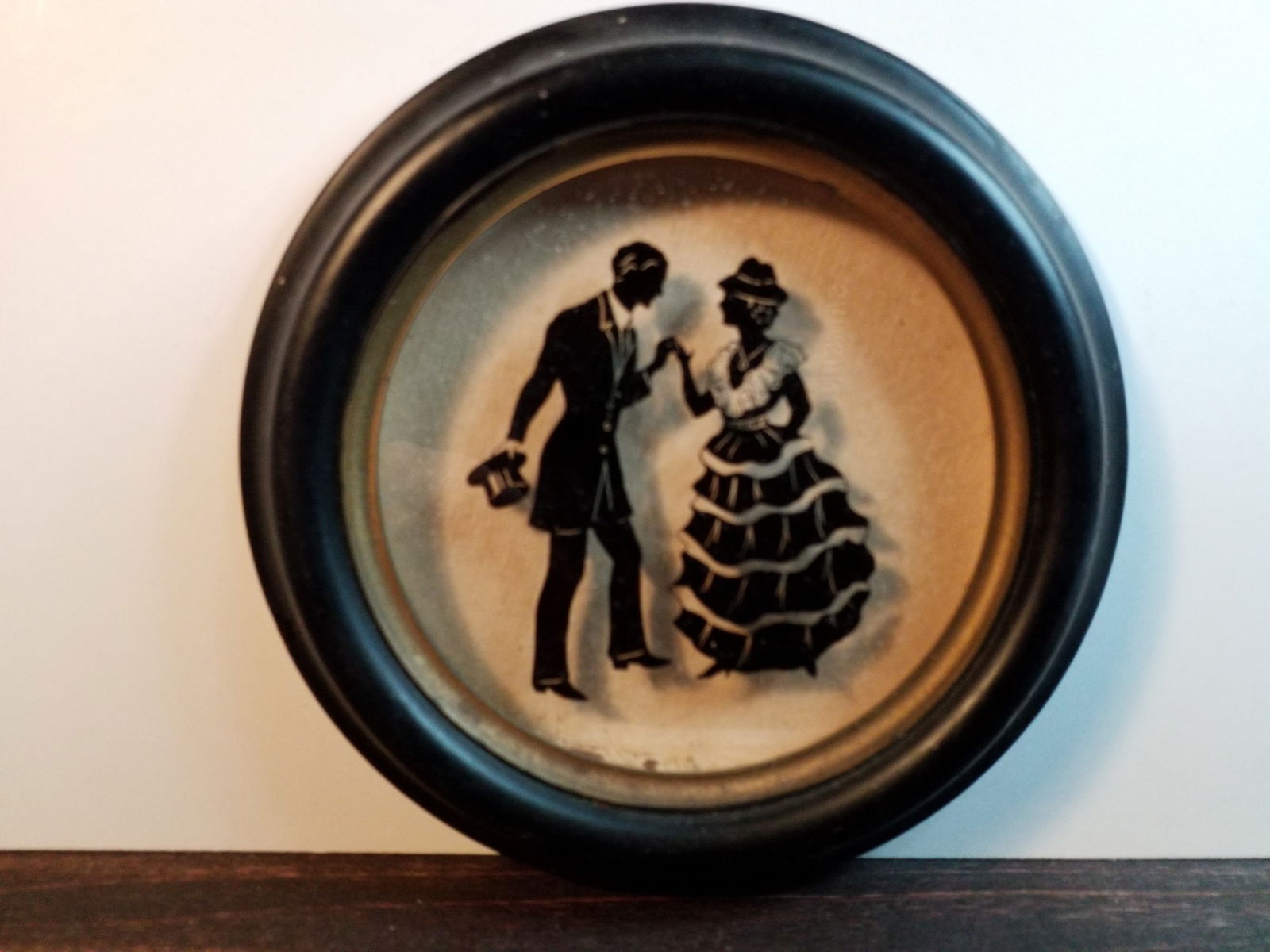 VINTAGE SILHOUETTE PICTURES MUSICAL MOMENTS COLONIAL GREETINGS Framed Dancers: A beautiful piece wooded frame Original Silhouette 1930s . with a little surface wear.