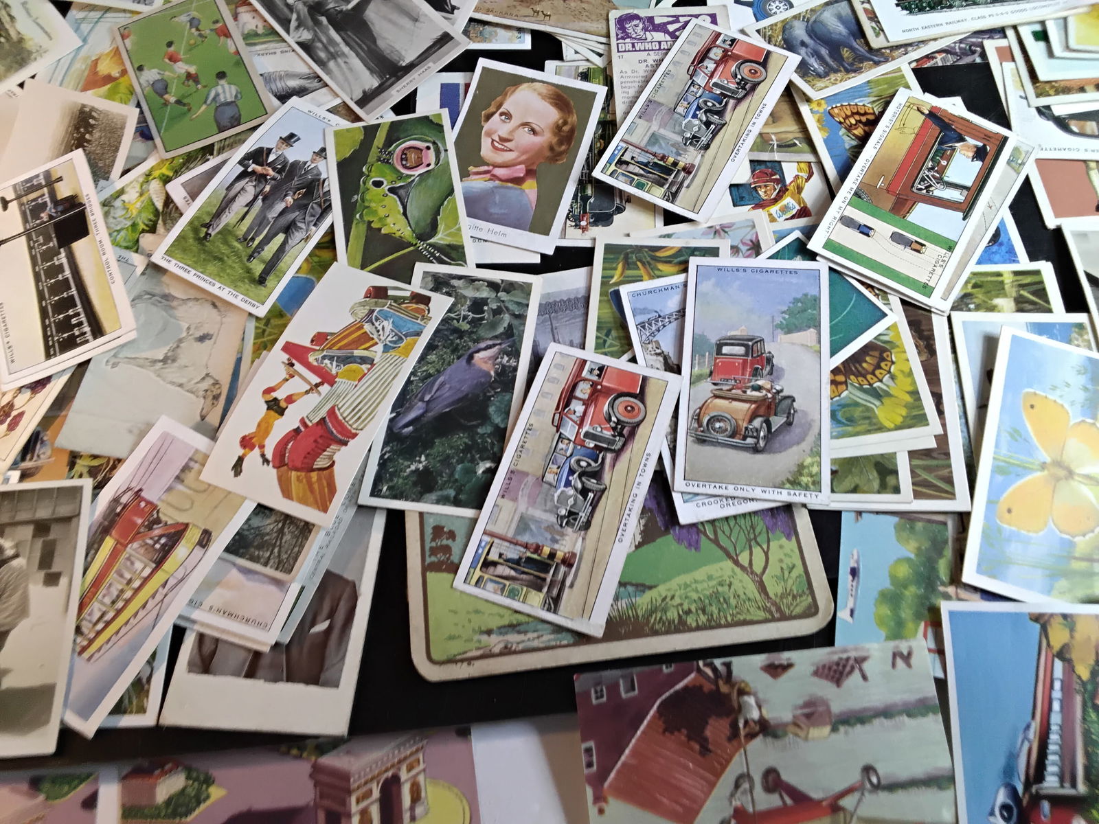 Early 1900s - 1930s A Large Selection of Tobacco , Tea Confectionary and Trade cards Many 100s: Many from the Early 1900s - 1930s A Large Selection of Tobacco , Tea Confectionary and Trade cards Many 100s of cards, large lot.