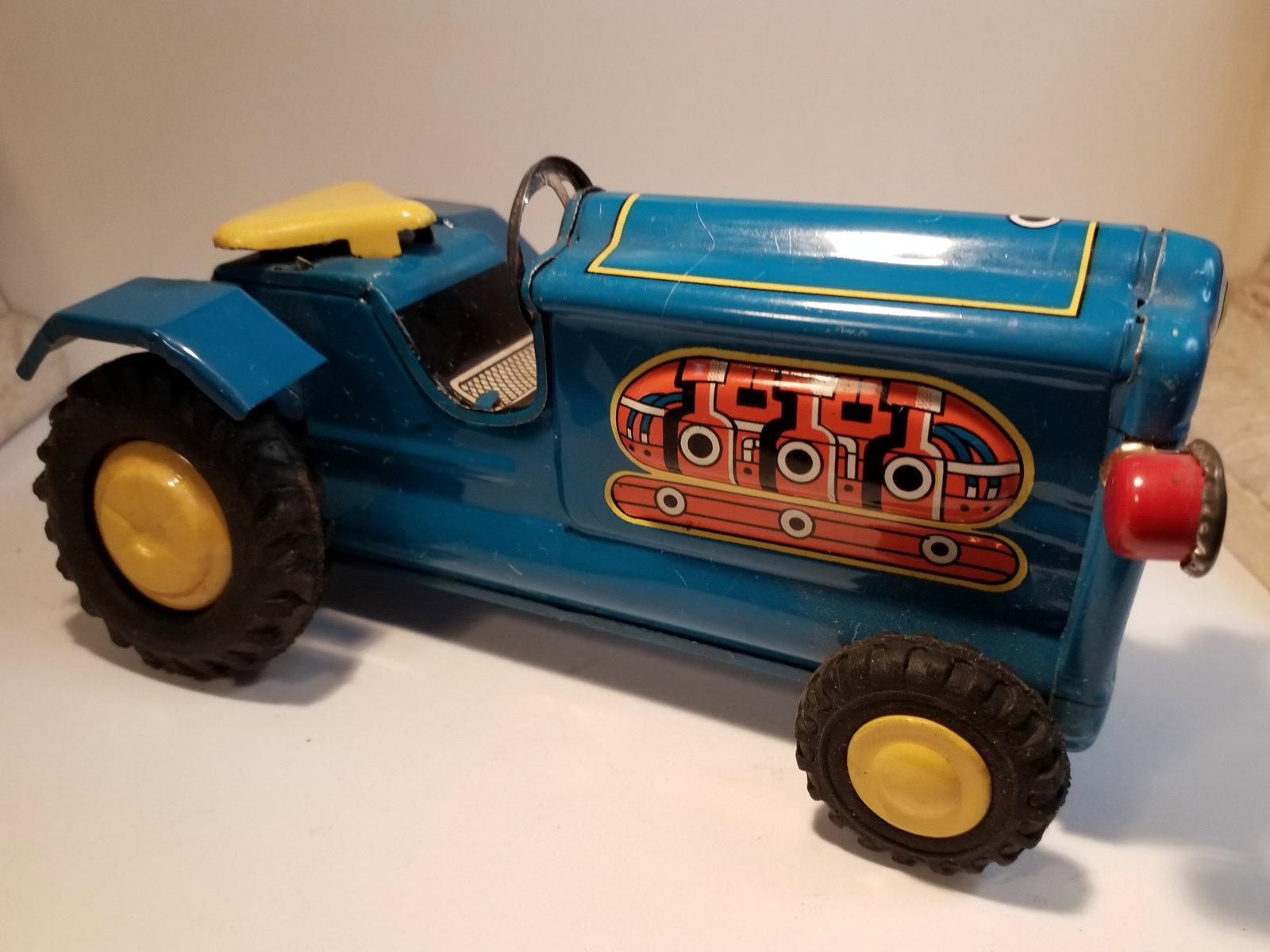 Vintage possibly Marx Tin Tractor, in very good condition (1 of 4)