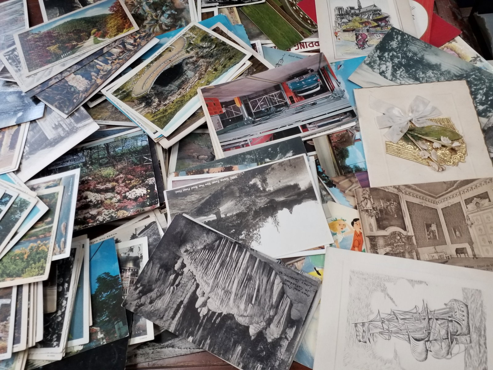 A large Collection of Early Postcards Early 1900s to 1950s Approx. 125-150 postcards (1 of 5)