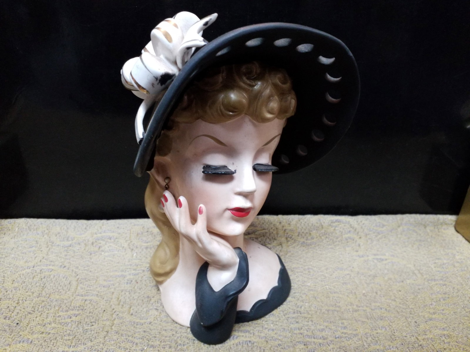 1959 RARE Vintage Napcoware Black hat with bow earrings Vase 1960s EXCELLENT Condition c348b: In Excellent condition, Number marked on bottom, with makers label.