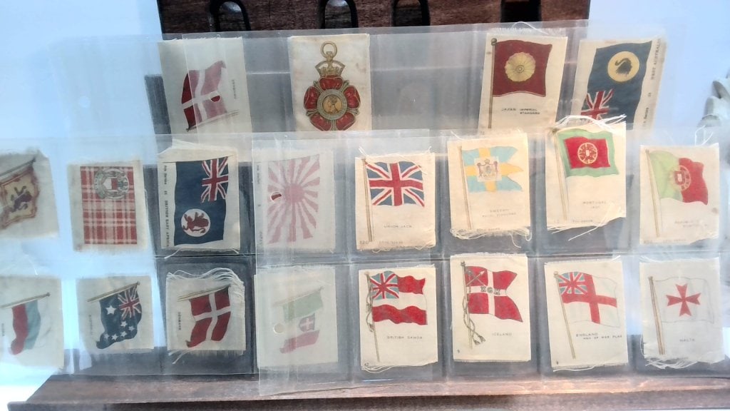 Vtg Silk Tobacco Flannel Flags Set (1 of 4)