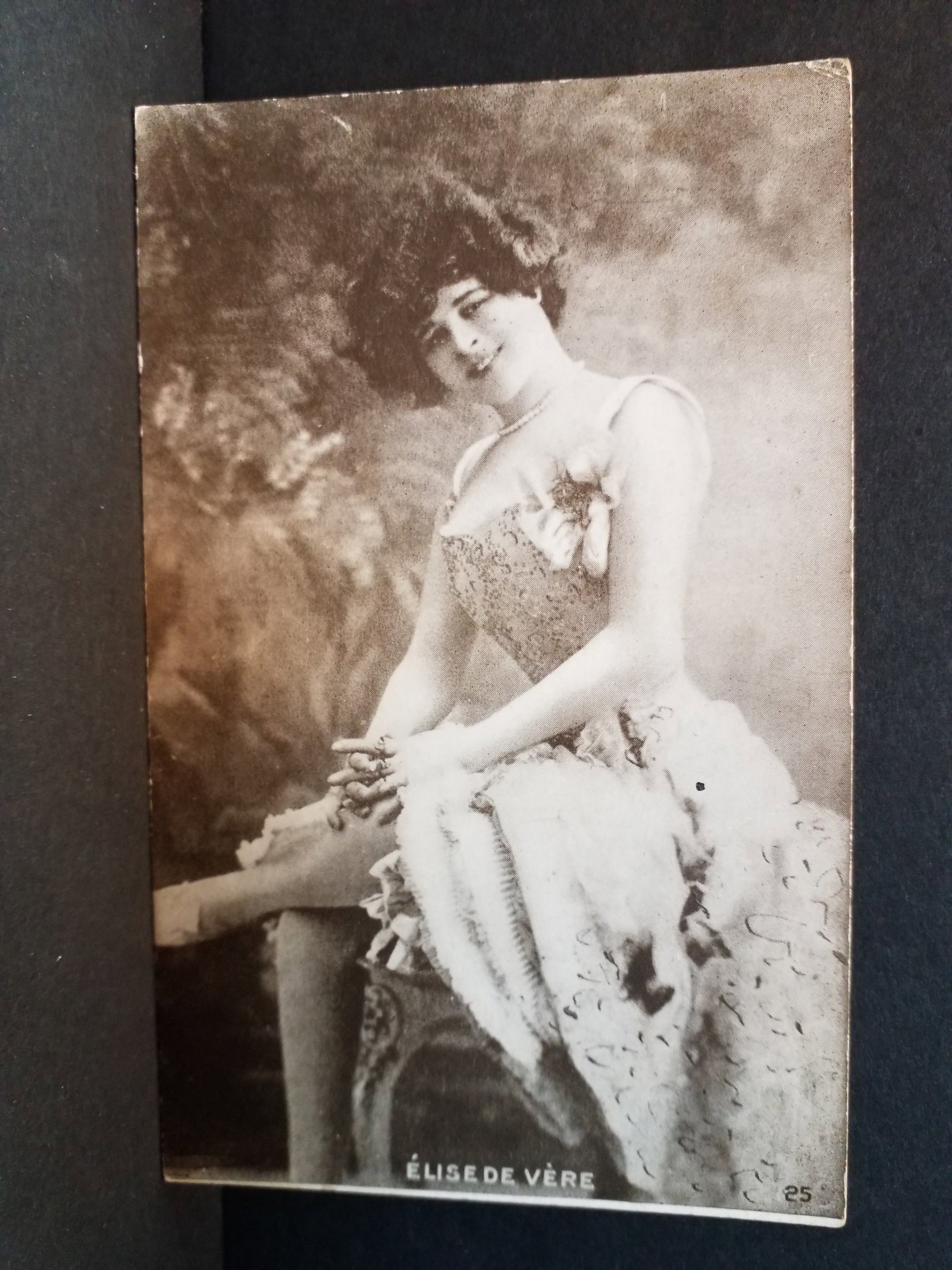 Antique Elise De Vere Beauty early 1900s postcard (1 of 2)