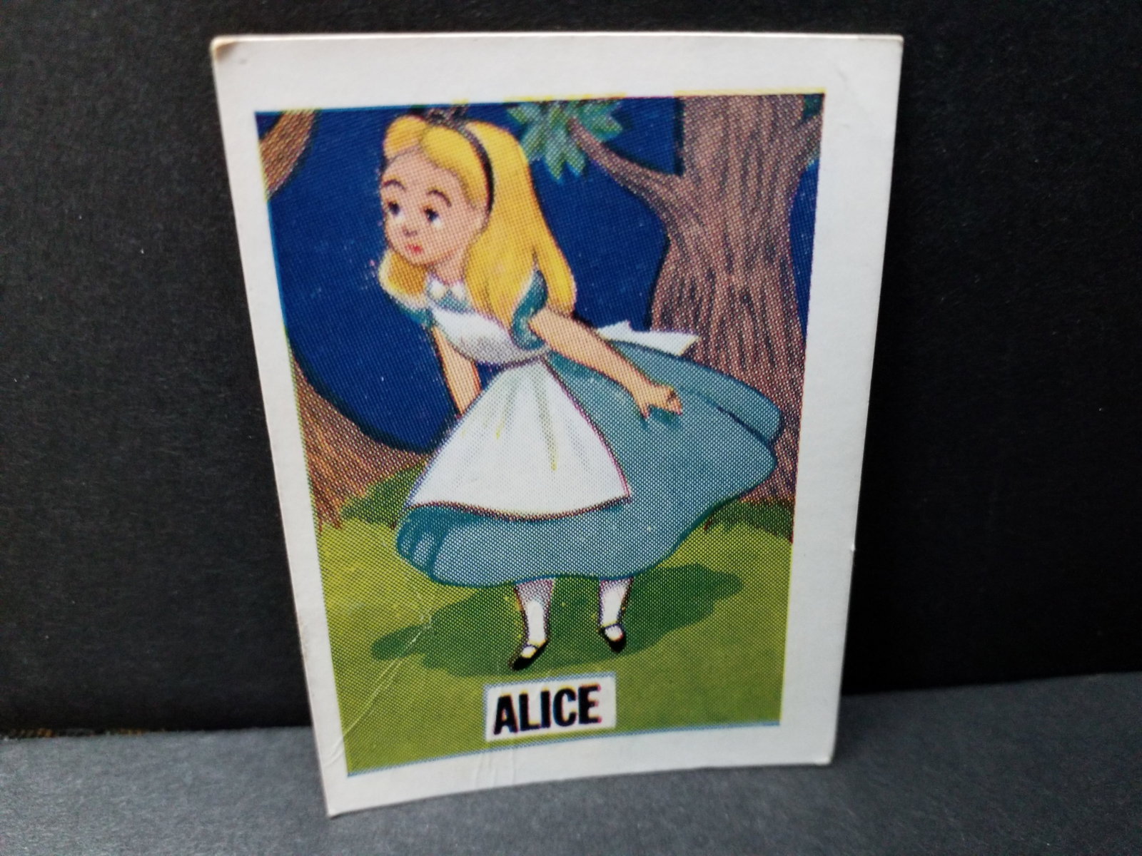 1955 Barratt Walt Disney Sweet Cigarettes Card Alice , Alice in Wonderland VG-VG+: Original Walt Disney Mickeys Sweet Cigarette card, Many original Tobacco and trade cards being added to this our current auction. Please continue to check back for recent arrivals.