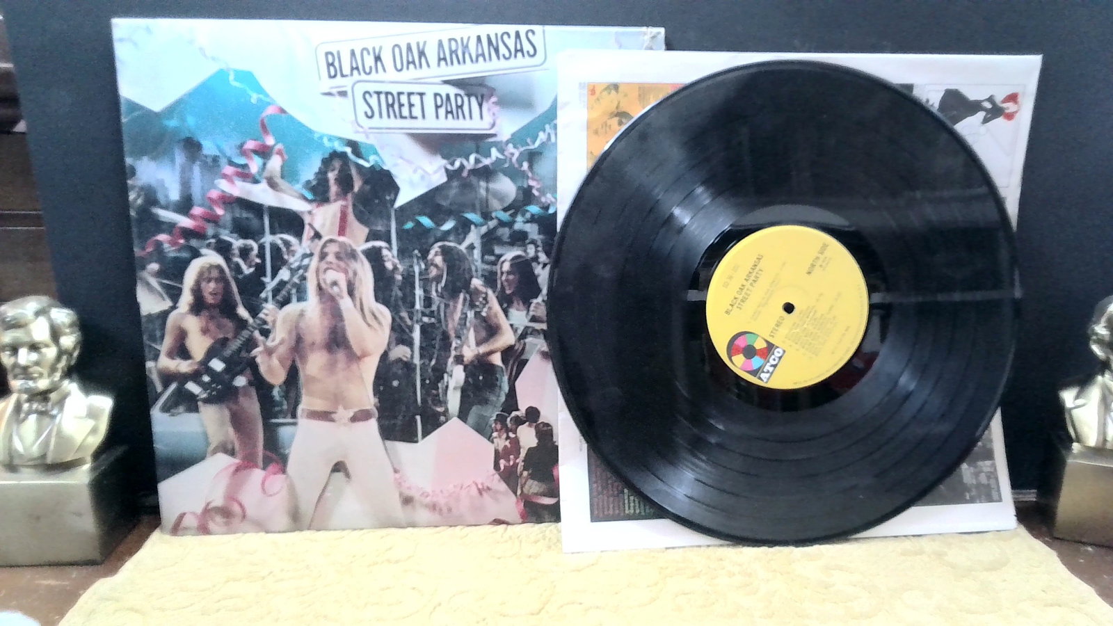 Black Oak Arkansas – Street Party VG Original ATCO LP Record 1974 SOUTHERN ROCK Clean LP: Nice Original sleeve and record, lp plays well, original sleeve, worn label,, a few scratches, still plays pretty well. . I have noted any surface scratches in the condition description. If there are 