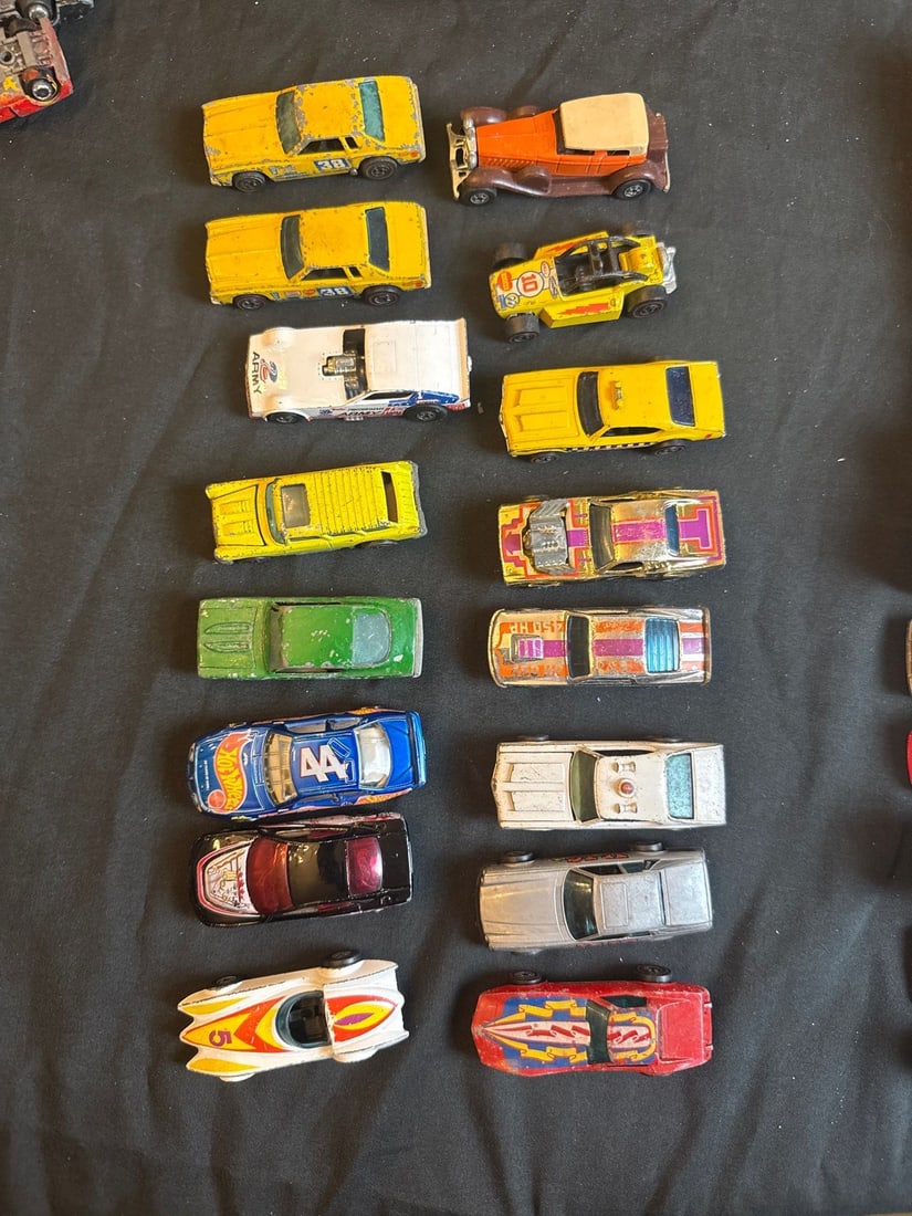 Hotwheels Lot: Hotwheel second wind 1976Hotwheels Dodge Charger R/THotwheels Spree 44 1996Hotwheels Corvette Stingray 1975Jaguar 1977Police Cruiser 1969Mustang stocker 1974T bird??Maxi TaxiBarracudaAlive 55 1969ARMY
