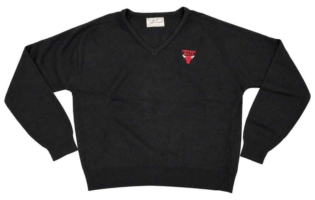 Pinnacle Chicago Bulls V Neck Sweater (XL): Pinnacle Chicago Bulls Basketball V Neck Sweater (Size XL). An unusually refined piece of Bulls apparel that stands apart from the graphic T shirts and sweatshirts more commonly associated with the fr