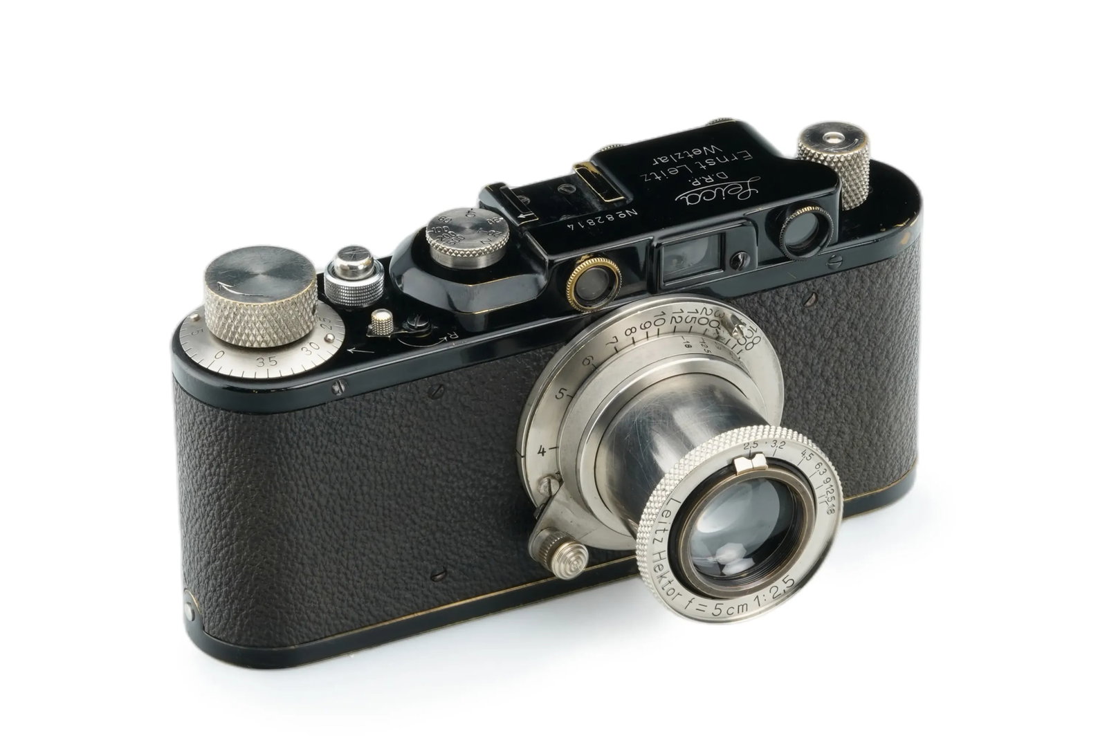Leica II Mod. D Black/Nickel with Hektor 2.5/5cm: An early Leica II Mod. D in very good, full working order. This classic black-and-nickel body is fitted with a chrome Hektor 2.5/5cm(No. 156296), featuring clear optics with only minimal internal