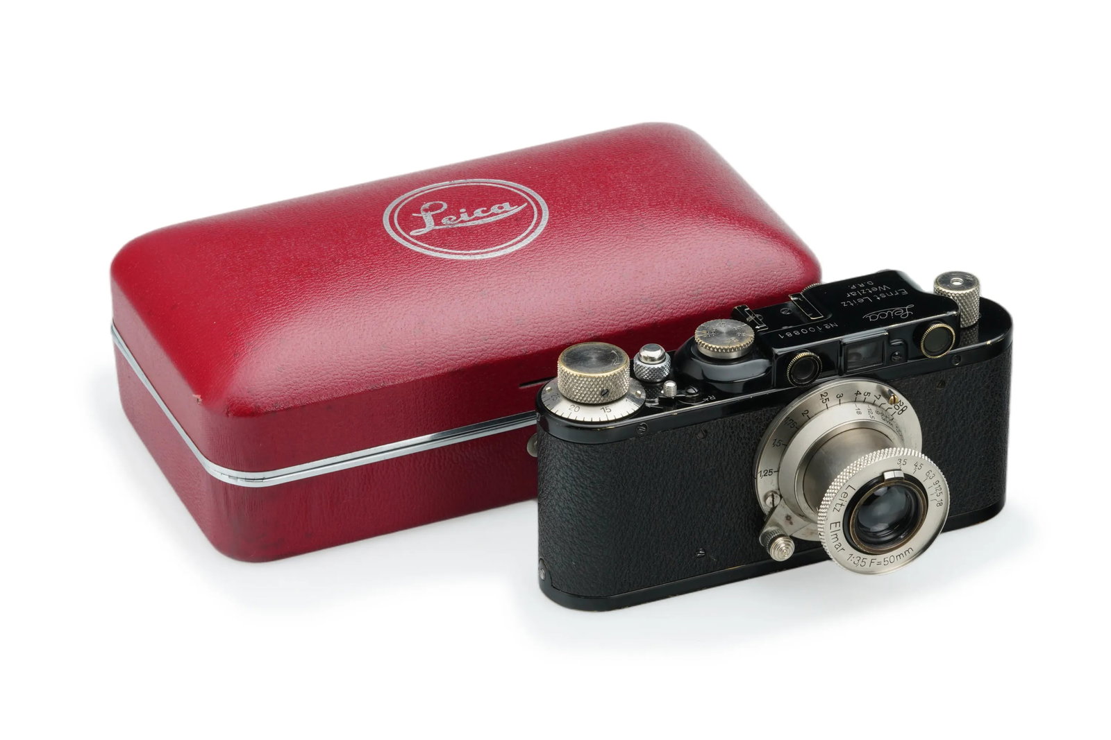 Leica II Mod. D Black/Nickel with Elmar 3.5/50mm: Presented in good condition and full working order, this Leica II features a rangefinder with good contrast. It is paired with an Elmar 3.5/50mm lens(No. 153535)boasting clear optics, showing only