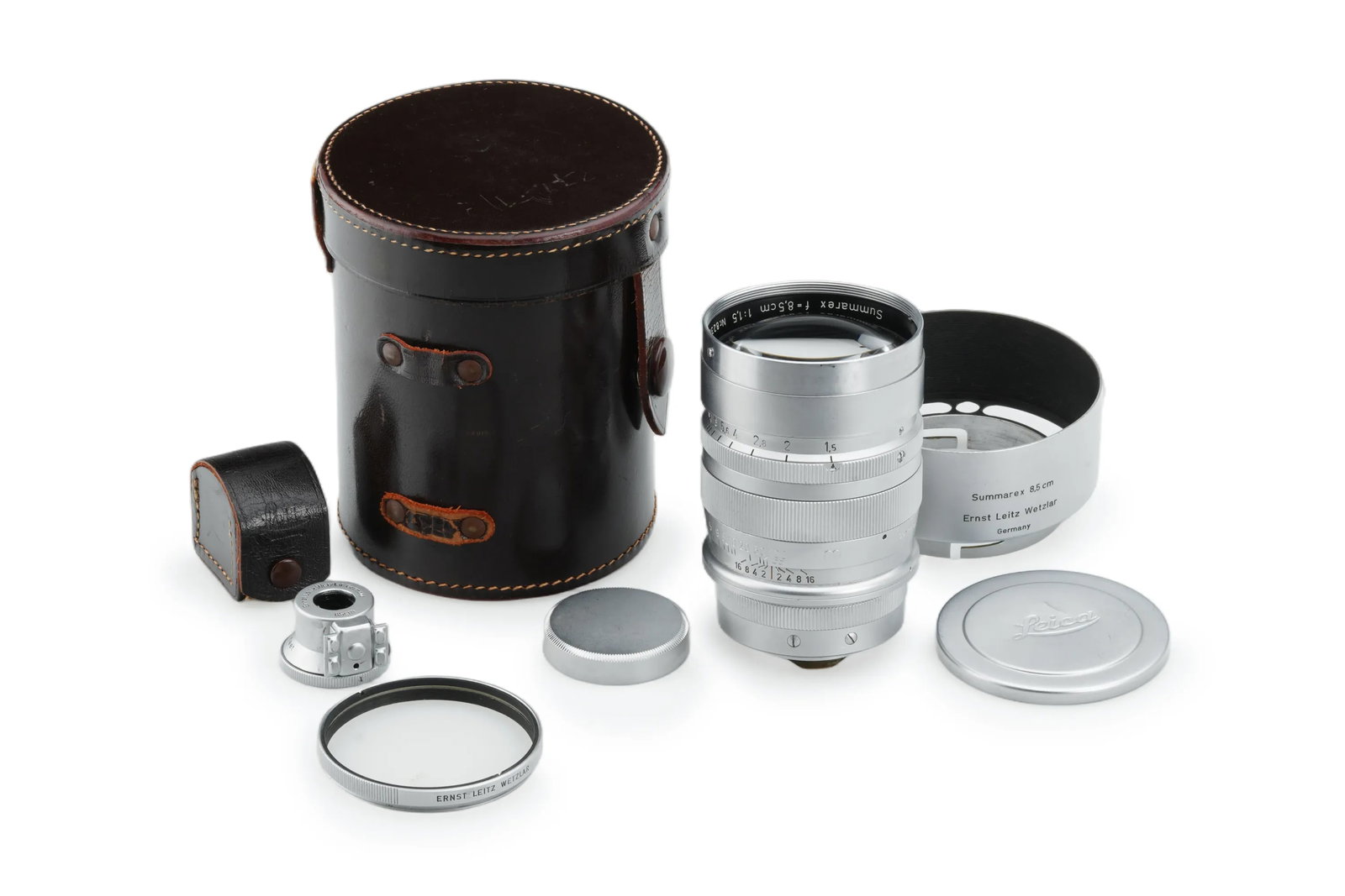 Leica Summarex 1.5/8.5cm chrome: This beautifully conditioned Summarex 1.5/8.5cm is accompanied by a comprehensive suite of accessories. While the optics show small internal marks commonly found in this model, the lens remains a