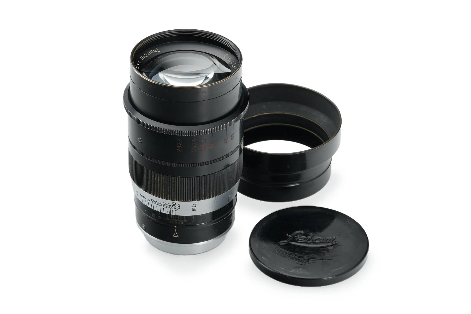 Leica Thambar 2.2/9cm TOODY: A classic soft-focus portrait lens in nice condition, this Thambar features good optics with only minimal cleaning marks on the front element. The lot is completed with its hood and both caps.
