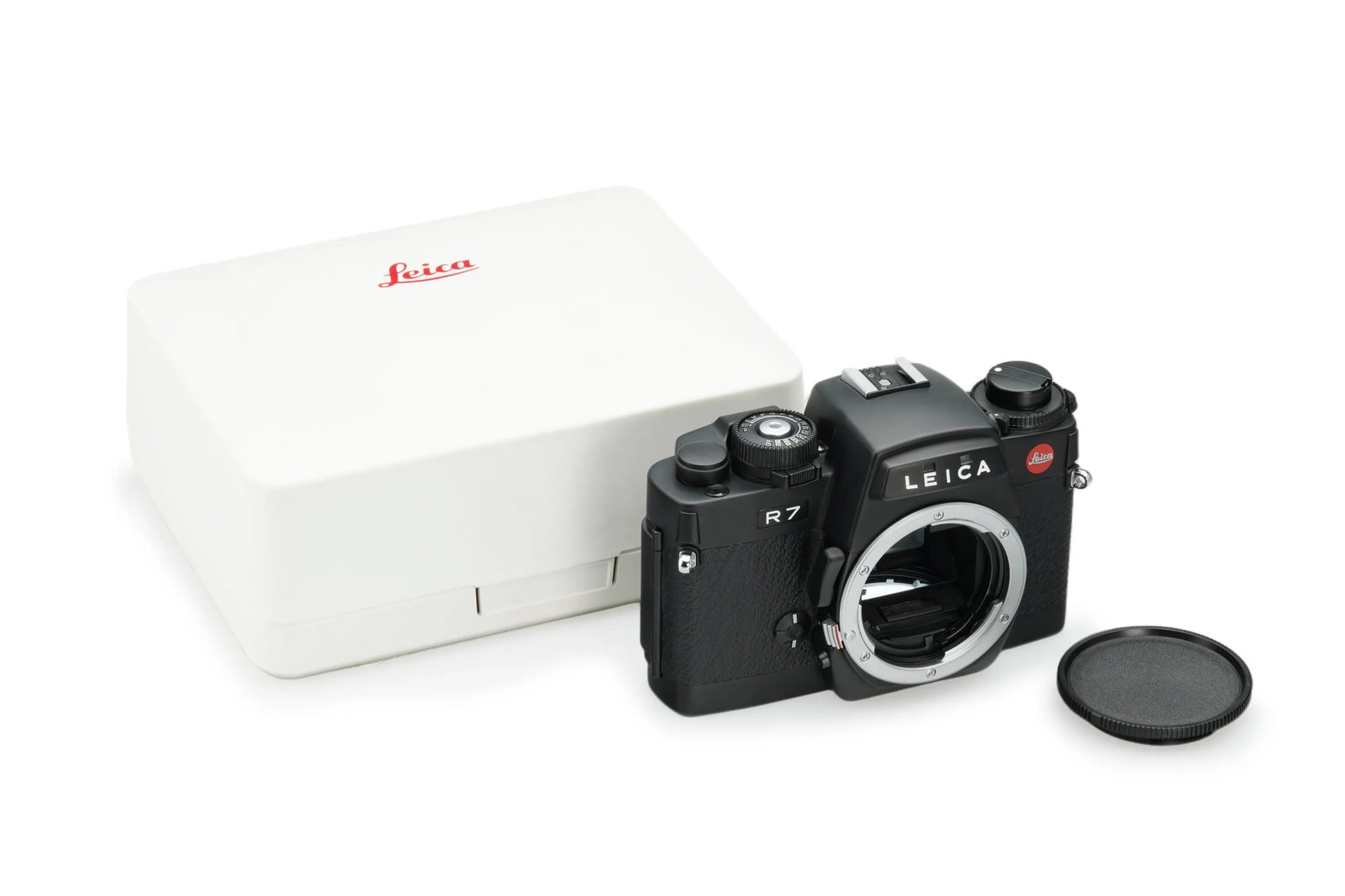 Leica R7 Black 10068: A high-performance Leica R7, this advanced SLR offers a comprehensive suite of features including TTL-flash control and four distinct exposure modes: Program, Shutter Priority, Aperture Priority, and 