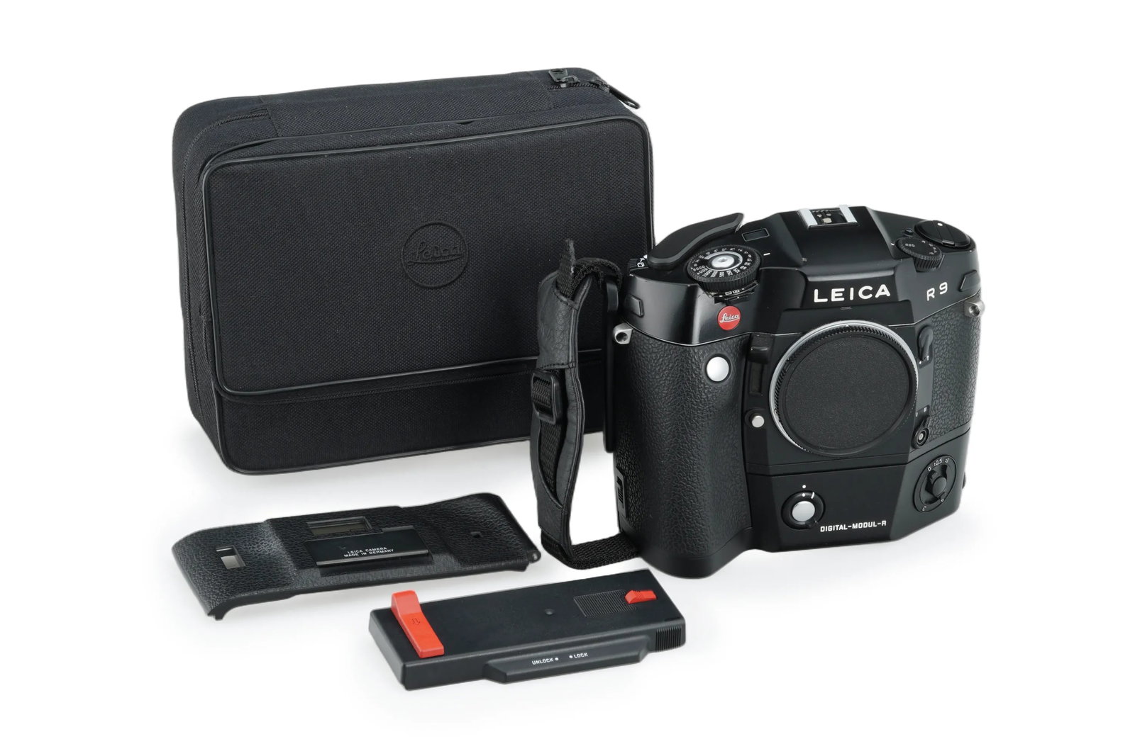 Leica R9 Black + DMR: A set comprising the Digital-Modul-R(No. 1002898)and R9(No. 2924801), in near mint condition and working order. The lot comes with one battery, focusing screen, DMR cover, body cap, film back of the