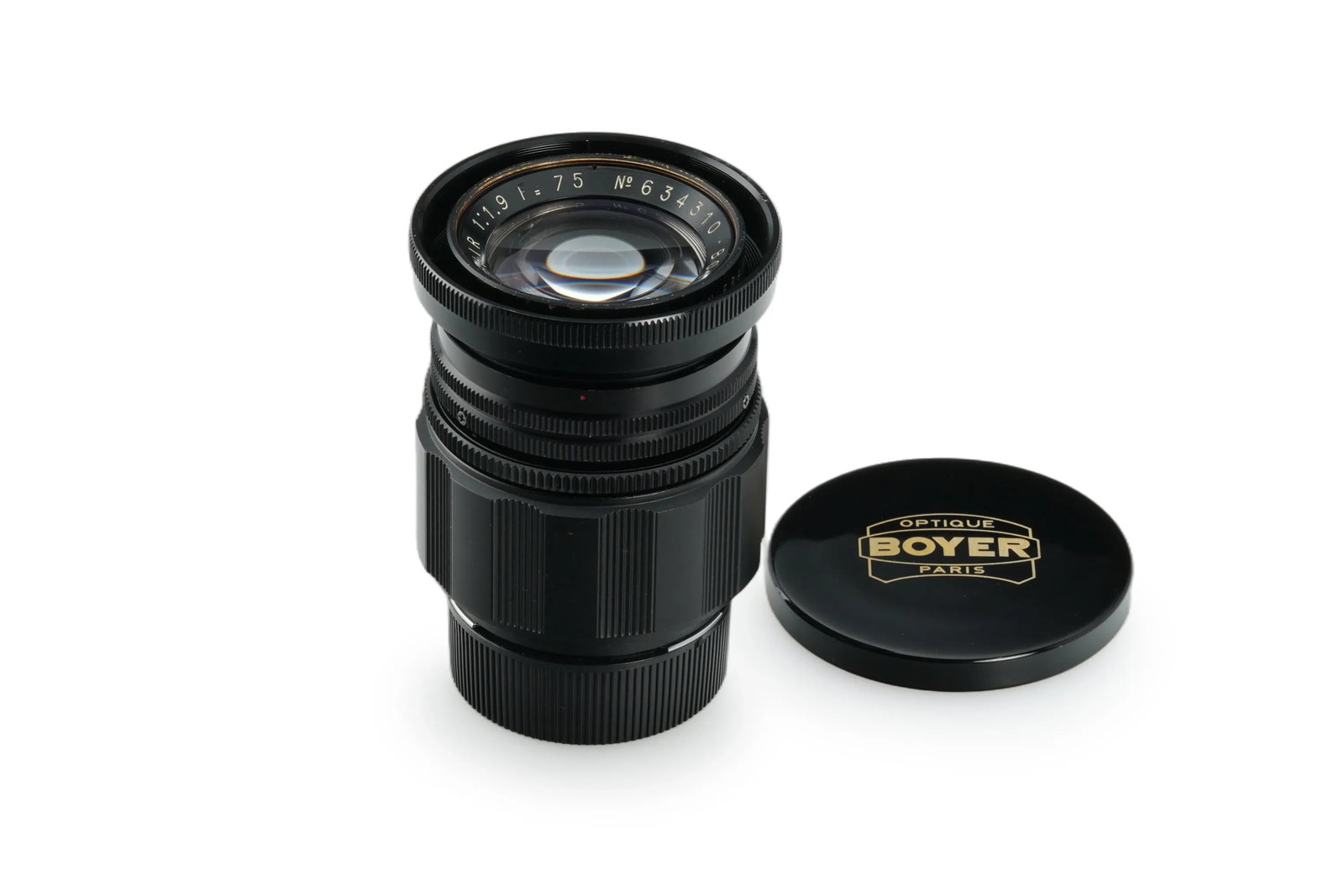 Boyer Paris Saphir f. Leica M 1.9/75mm: A very rare and high-speed vintage lens produced by the French optical firm Boyer. Unlike the more common f/3.5 enlarging version, this f/1.9 model was designed for high-end photography,