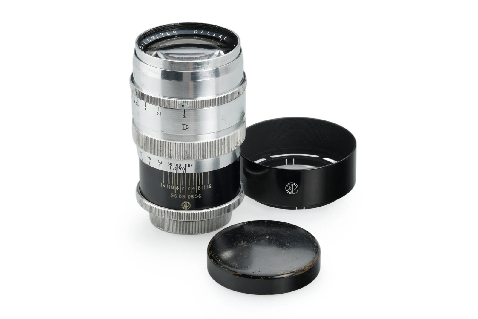 Dallmeyer f. Leica M39 Dallac 2/8.5cm: A rare Dallac lens set in a chrome/ black M39 screw mount with full rangefinder coupling. The lens is in fine condition, with only a few small cleaning marks visible on the front optical element. This