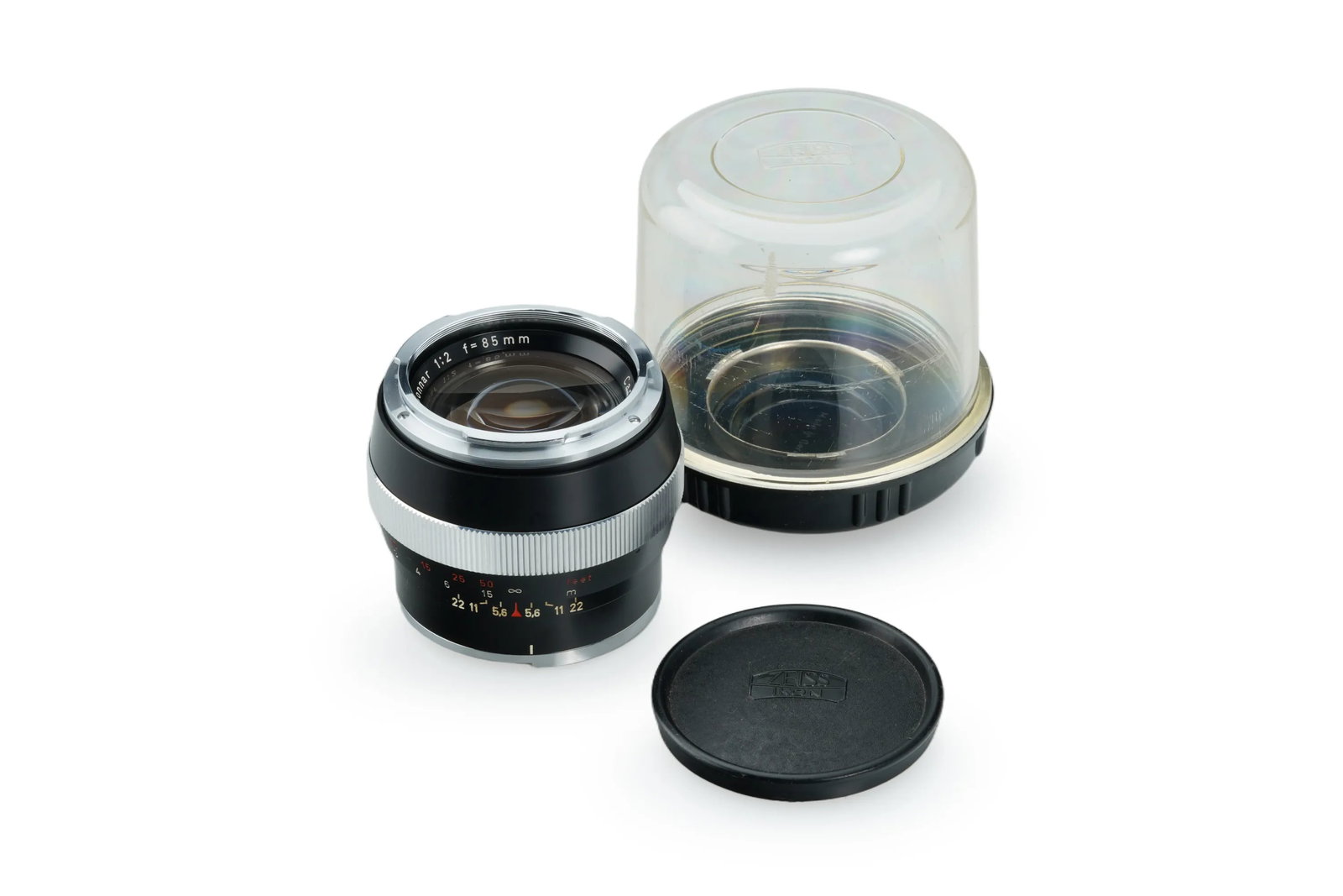 Carl Zeiss f. Contarex Sonnar 2/85mm: A classic Telephoto lens Sonnar 85mm for the Contarex system, this lens is preserved in mint condition with clear optics and comes complete with its front caps and plastic maker's keeper.