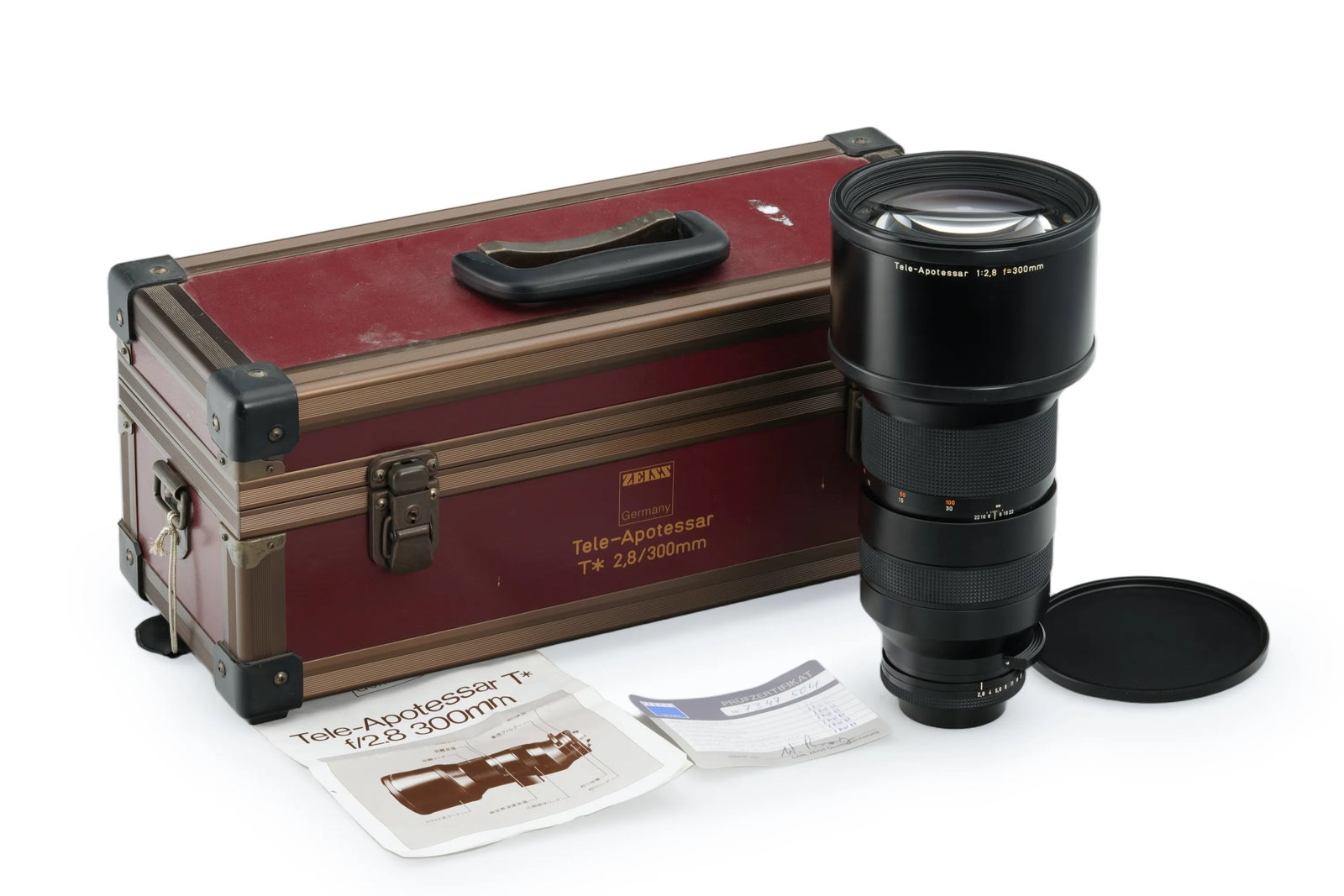Carl Zeiss f. Contax C/Y Tele-Apotessar T* 2.8/300mm: Presented in unused condition, this very rare tele lens offers ultimate optical performance for the Contax C/Y mount, featuring clean optics and comes with metal case and both lens caps.